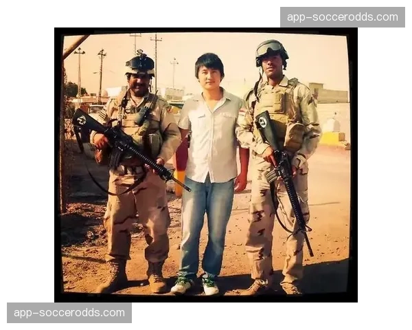 镜头捕捉：斯特拉斯堡小将因不满被换下，直接走回更衣室