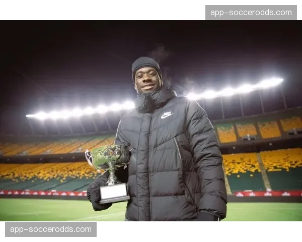 瞬间特写：对方射门被扑出后，阿方索·戴维斯在5秒内已带球杀过中场