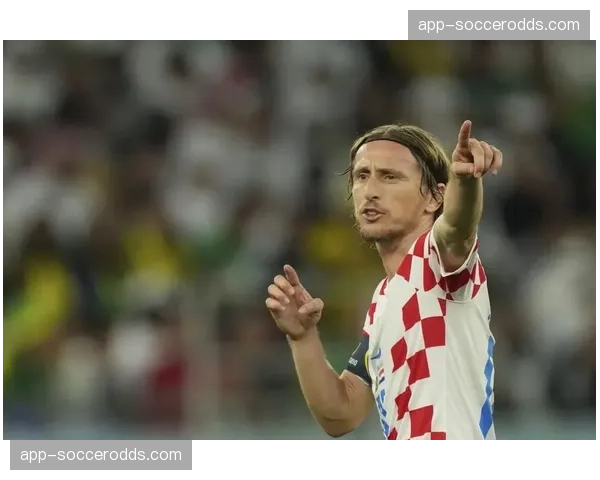 特写:37岁的莫德里奇仍在皇马定位球训练后加练,追求极致弧线 特写:37岁的莫德里奇仍在皇马定位球训练后加练,追求极致弧线